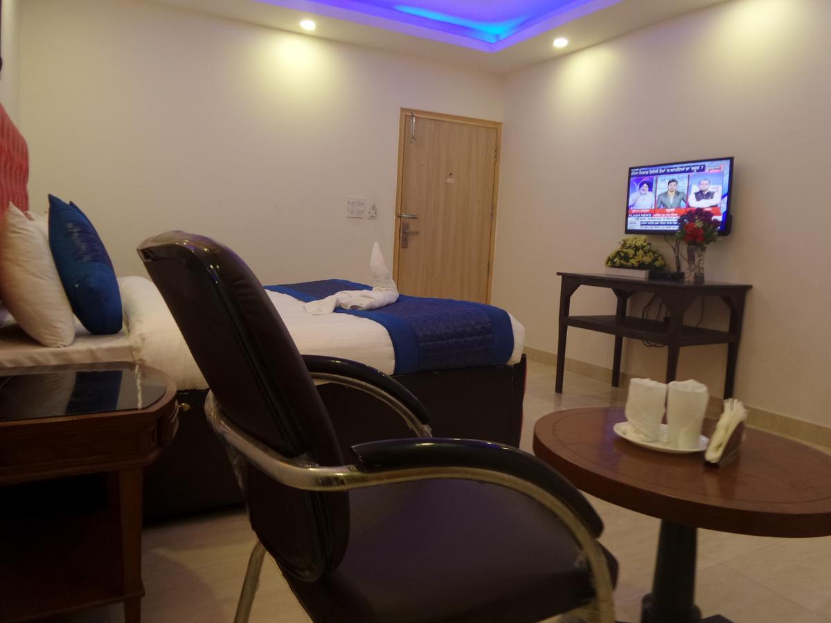 Airport Hotel Mahal New Delhi Exterior photo